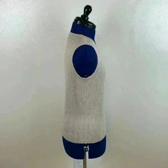 Cb Collection Knit Shell. Perfect base piece. Size M. - Picture 3 of 5